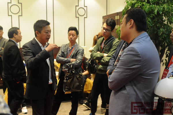  明堂紅木總經(jīng)理張向榮向經(jīng)銷商家人們分享明堂紅木品牌新理念