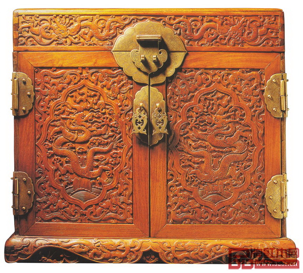 《清早中期 黃花梨云龍?bào)埣y官皮箱》(佳士得香港公司拍賣) 《清早中期 黃花梨云龍?bào)埣y官皮箱》(佳士得香港公司拍賣)