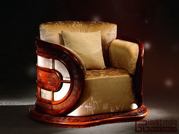 紅古軒《風(fēng)云沙發(fā)》具有包圍感的造型，大膽的軟體使用，如同頭等艙一般舒適的坐感