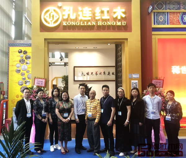 孔連紅木團(tuán)隊(duì)在展廳前合影留念 孔連紅木團(tuán)隊(duì)在展廳前合影留念