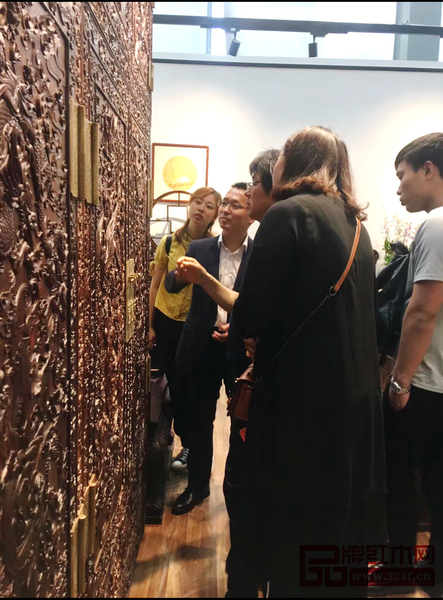 消費(fèi)者對(duì)孔連紅木的雕刻工藝產(chǎn)生出極大的興趣 消費(fèi)者對(duì)孔連紅木的雕刻工藝產(chǎn)生出極大的興趣