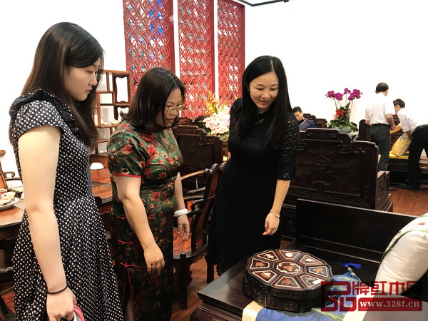 精巧玲瓏的工藝品獲得了消費(fèi)者的好評(píng) 精巧玲瓏的工藝品獲得了消費(fèi)者的好評(píng)