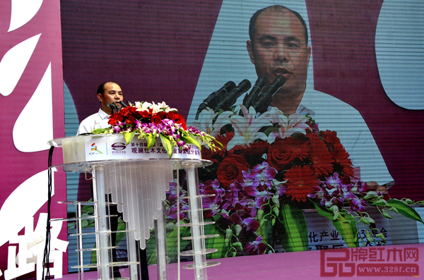 萬(wàn)盛宇紅木董事長(zhǎng)蔣楨全作為行業(yè)代表在開(kāi)幕式發(fā)表致辭 萬(wàn)盛宇紅木董事長(zhǎng)蔣楨全作為行業(yè)代表在開(kāi)幕式發(fā)表致辭