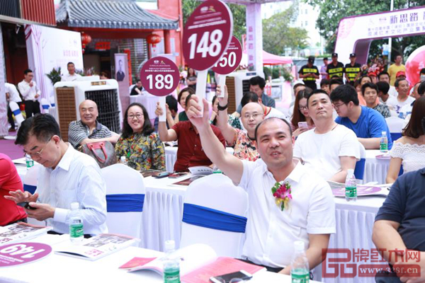 拍賣會(huì)現(xiàn)場競買人頻頻搶籌，叫價(jià)舉牌此起彼伏，活動(dòng)高潮迭起 深圳市第八屆紅木藝術(shù)品慈善拍賣會(huì)現(xiàn)場氣氛熱烈