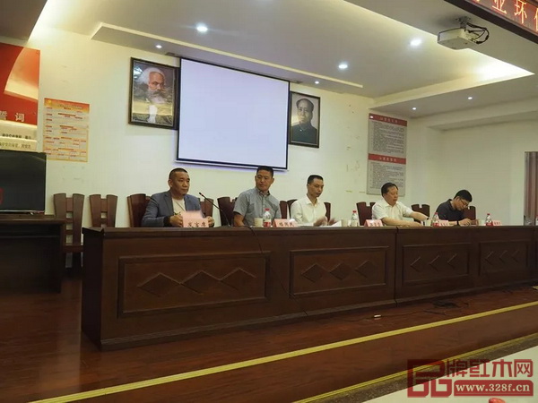 華廈·大不同董事長(zhǎng)陳田華作為代表在東陽(yáng)市木雕紅木家具行業(yè)環(huán)保整治工作推進(jìn)會(huì)上發(fā)表講話(huà) 華廈·大不同董事長(zhǎng)陳田華作為代表在東陽(yáng)市木雕紅木家具行業(yè)環(huán)保整治工作推進(jìn)會(huì)上發(fā)表講話(huà)