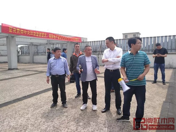 華廈·大不同董事長(zhǎng)陳田華向參觀領(lǐng)導(dǎo)介紹華廈·大不同的環(huán)保建設(shè)工程 華廈·大不同董事長(zhǎng)陳田華向參觀領(lǐng)導(dǎo)介紹華廈·大不同的環(huán)保建設(shè)工程