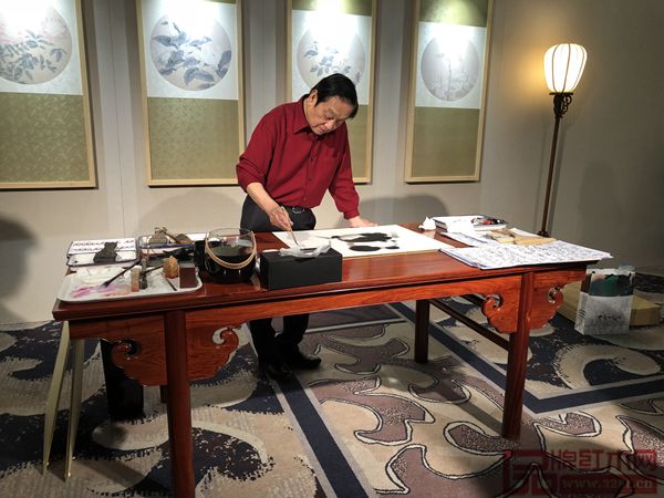 北京奧運會吉祥物福娃設(shè)計者韓美林正在純本森活畫案上作畫