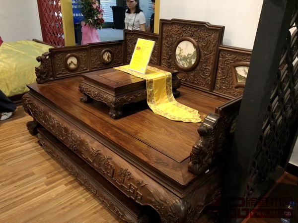 交趾黃檀《草龍羅漢床》摘得“中國(guó)工藝美術(shù)文化創(chuàng)意獎(jiǎng)”銅獎(jiǎng) 交趾黃檀《草龍羅漢床》摘得“中國(guó)工藝美術(shù)文化創(chuàng)意獎(jiǎng)”銅獎(jiǎng)