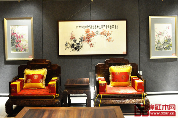 波記紅木家具的渾厚大氣與藝術(shù)畫的靈動(dòng),相映成趣 波記紅木家具的渾厚大氣與藝術(shù)畫的靈動(dòng),相映成趣