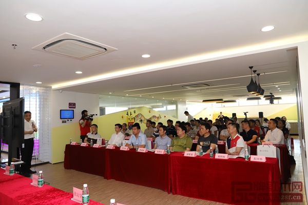 “民辦教育如何順應(yīng)未來(lái)人才培養(yǎng)趨勢(shì)”的專題研討會(huì)現(xiàn)場(chǎng) “民辦教育如何順應(yīng)未來(lái)人才培養(yǎng)趨勢(shì)”的專題研討會(huì)現(xiàn)場(chǎng)