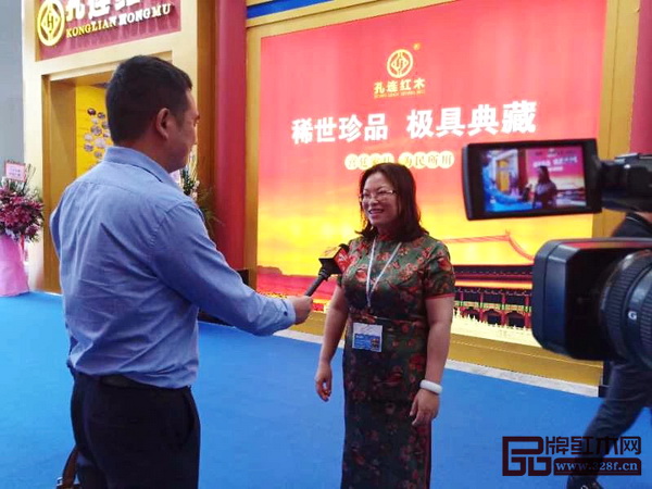 孔連紅木董事總經(jīng)理李宏志接受記者采訪 孔連紅木董事總經(jīng)理李宏志接受記者采訪