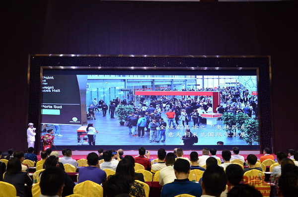 彭亮教授通過視頻展示米蘭國際家具展的盛況 彭亮教授通過視頻展示米蘭國際家具展的盛況