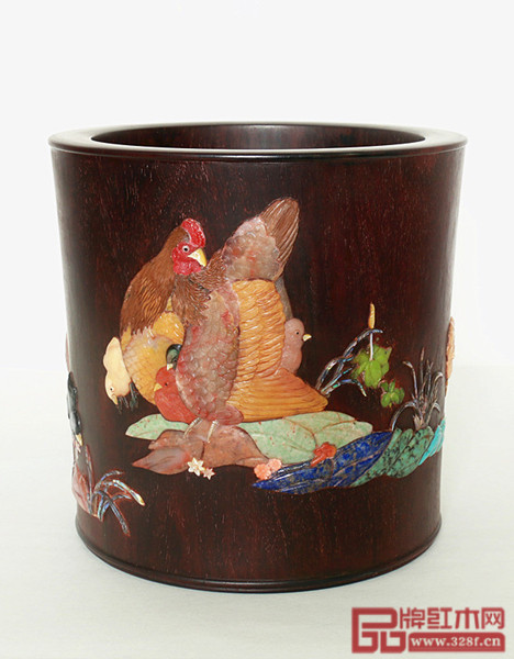 陳正民獲獎(jiǎng)作品《木雕教子圖》鑲嵌筆筒 