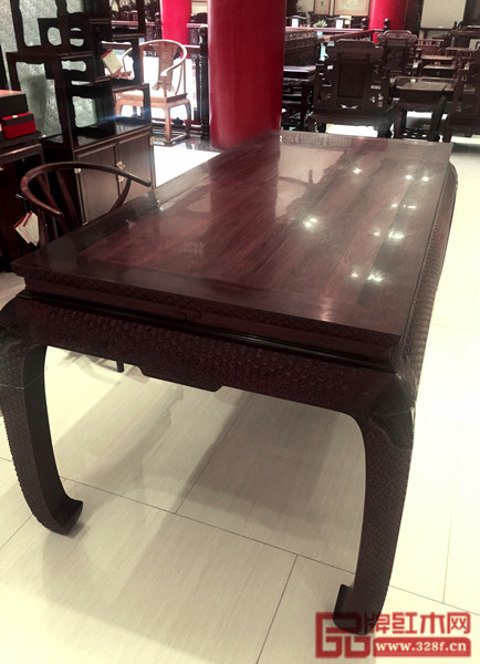 波記家具“中國(guó)工藝美術(shù)文化創(chuàng)意獎(jiǎng)”銅獎(jiǎng)獲獎(jiǎng)作品：小葉紫檀《畫臺(tái)》 