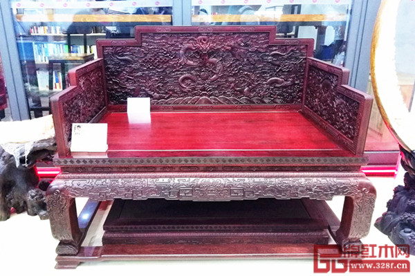 波記家具在深圳文博會(huì)一號(hào)館展出的《雕龍寶座》 