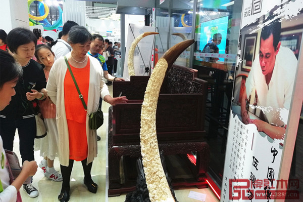 波記家具展出作品吸引人群駐足觀看 波記家具展出作品吸引人群駐足觀看