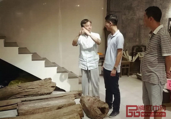 海南花梨文化研究會會長張志揚(yáng)(左一)與區(qū)氏臻品總經(jīng)理區(qū)錦澤(中)交流海南黃花梨知識文化 海南花梨文化研究會會長張志揚(yáng)(左一)與區(qū)氏臻品總經(jīng)理區(qū)錦澤(中)交流海南黃花梨知識文化