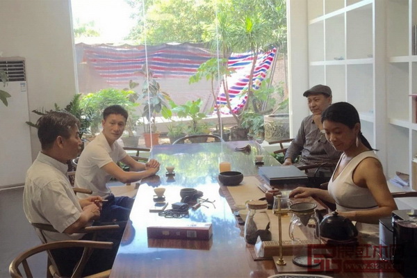 區(qū)氏臻品團(tuán)隊(duì)拜訪了海南當(dāng)?shù)囟辔稽S花梨行家 區(qū)氏臻品團(tuán)隊(duì)拜訪了海南當(dāng)?shù)囟辔稽S花梨行家