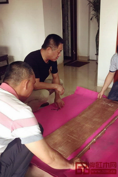 區(qū)氏臻品團(tuán)隊(duì)拿出提前準(zhǔn)備好的家具圖紙,與海南黃花梨進(jìn)行尺寸測量 區(qū)氏臻品團(tuán)隊(duì)拿出提前準(zhǔn)備好的家具圖紙,與海南黃花梨進(jìn)行尺寸測量