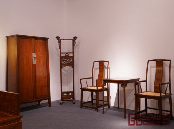 區(qū)氏臻品黃花梨經(jīng)典家具亮相2017北京國際設(shè)計(jì)周,得到了業(yè)界的極大關(guān)注 區(qū)氏臻品黃花梨經(jīng)典家具亮相2017北京國際設(shè)計(jì)周,得到了業(yè)界的極大關(guān)注