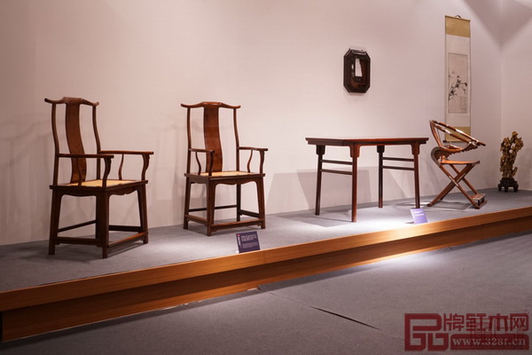 區(qū)氏臻品黃花梨經(jīng)典家具亮相2017北京國際設(shè)計(jì)周,得到了業(yè)界的極大關(guān)注 區(qū)氏臻品黃花梨經(jīng)典家具亮相2017北京國際設(shè)計(jì)周,得到了業(yè)界的極大關(guān)注
