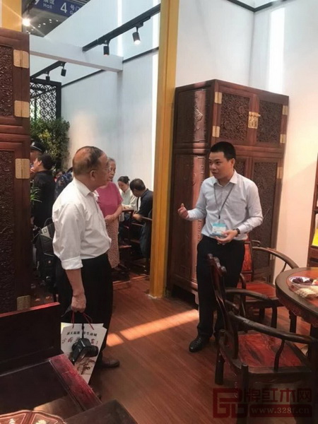 孔連紅木總經(jīng)理李金龍為客戶介紹產(chǎn)品特色 孔連紅木總經(jīng)理李金龍為客戶介紹產(chǎn)品特色