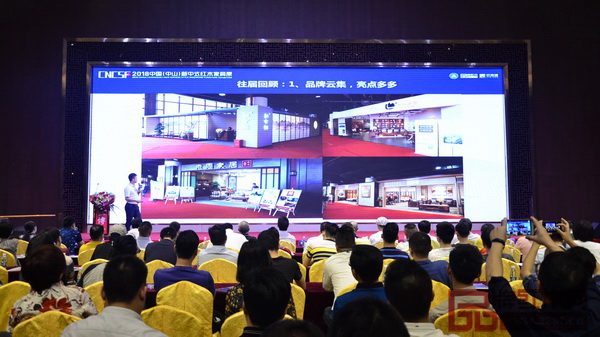  林偉華會(huì)長(zhǎng)帶現(xiàn)場(chǎng)嘉賓回顧首屆中國(guó)新中式紅木家具大會(huì)的現(xiàn)場(chǎng)風(fēng)采