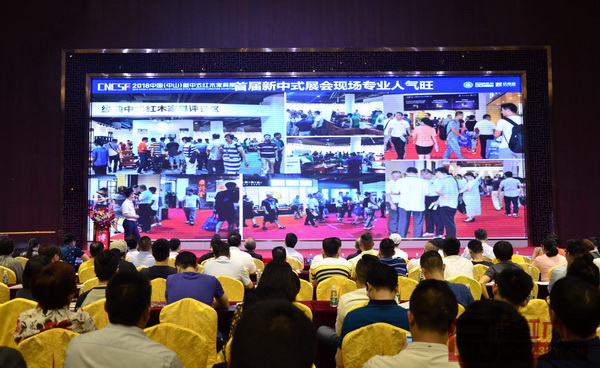  林偉華會(huì)長(zhǎng)帶現(xiàn)場(chǎng)嘉賓回顧首屆中國(guó)新中式紅木家具大會(huì)的現(xiàn)場(chǎng)風(fēng)采