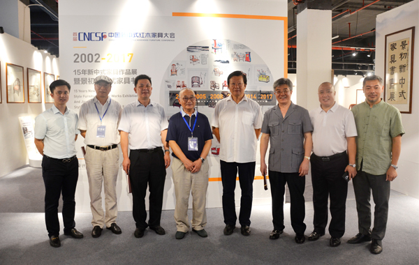 15年新中式家具經(jīng)典作品展暨景初新中式家具書(shū)畫(huà)展現(xiàn)場(chǎng)，雅致的布局和氛圍給觀者帶來(lái)新穎又充滿文化韻味的體驗(yàn)