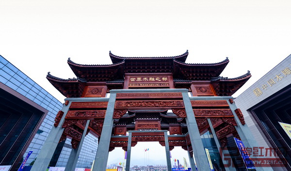 “世界木雕之都”金字牌坊屹立在東陽中國木雕城內(nèi) “世界木雕之都”金字牌坊屹立在東陽中國木雕城內(nèi)