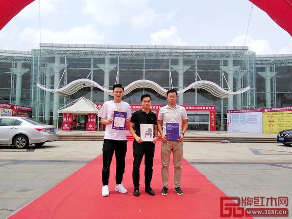 2018新中式紅木家具展組委會(huì)的干事來到第七屆佛山紅木家具博覽會(huì)傳播紅木行業(yè)發(fā)展最新的重磅信息