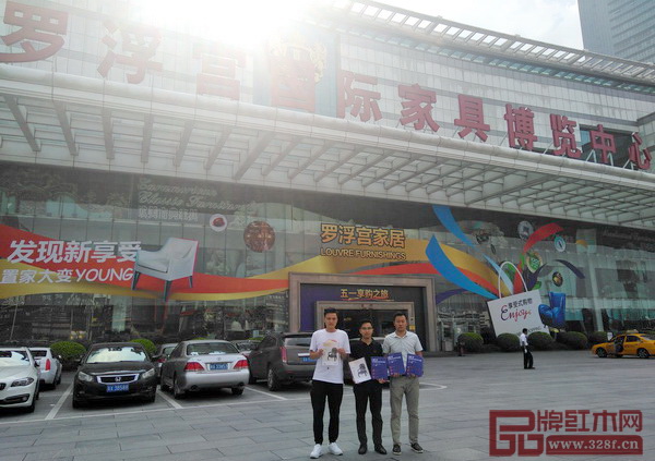 2018新中式紅木家具展組委會(huì)的干事走進(jìn)羅浮宮國際家具博覽中心、紅星美凱龍、居然之家（佛山店）、順聯(lián)家具城等知名家具大賣場力邀經(jīng)銷商參加新中式盛會(huì)