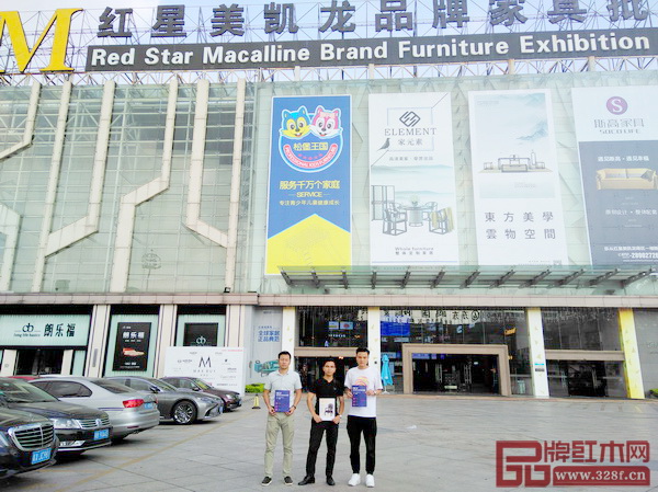 2018新中式紅木家具展組委會(huì)的干事走進(jìn)羅浮宮國際家具博覽中心、紅星美凱龍、居然之家（佛山店）、順聯(lián)家具城等知名家具大賣場力邀經(jīng)銷商參加新中式盛會(huì)