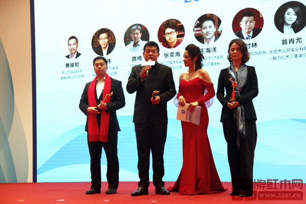  廈門電視臺主持人吳曲(右二)在頒獎典禮現(xiàn)場采訪居典紅木董事長尹付林（左二）