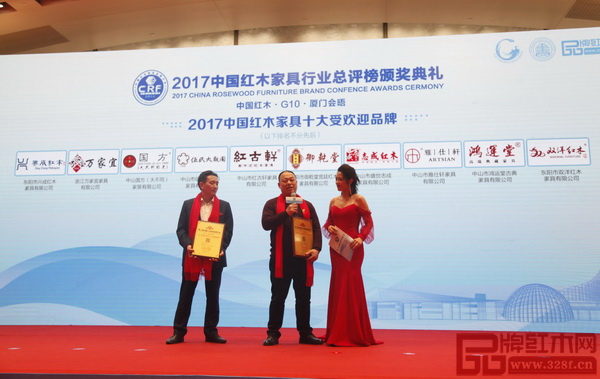  萬(wàn)家宜榮獲“2017中國(guó)紅木家具十大受歡迎品牌”，董事長(zhǎng)吳明月（中）臺(tái)上接受采訪