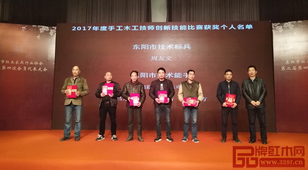  萬(wàn)家宜員工周友文（左一）榮獲“2017年度手工木工技師創(chuàng)新技能比賽東陽(yáng)市技術(shù)標(biāo)兵”
