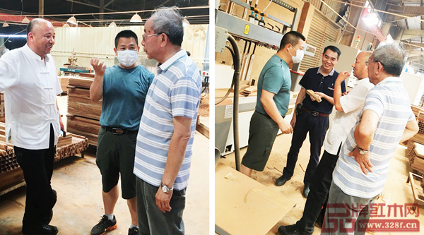 全聯(lián)藝術(shù)紅木家具專業(yè)委員會專家顧問、中國紅木家具技術(shù)專家曹新民(左圖右一);年年紅家具國際集團董事長金樟溪(左圖左一);中山市佳能木工機械廠總經(jīng)理周紹儀(右圖左二)與匠王紅木董事長李茂先(右圖左一)交流考察匠王紅木工廠 全聯(lián)藝術(shù)紅木家具專業(yè)委員會專家顧問、中國紅木家具技術(shù)專家曹新民(左圖右一);年年紅家具國際集團董事長金樟溪(左圖左一);中山市佳能木工機械廠總經(jīng)理周紹儀(右圖左二)與匠王紅木董事長李茂先(右圖左一)交流考察匠王紅木工廠