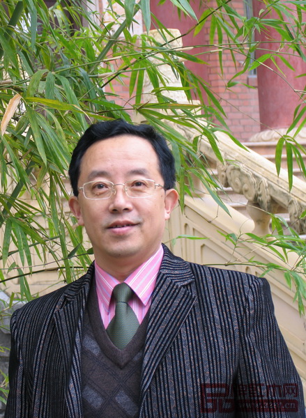 全聯(lián)藝術紅木家具專業(yè)委員會專家顧問、華南農(nóng)業(yè)大學博士生導師、久盛地板有限公司研究院院長李凱夫 全聯(lián)藝術紅木家具專業(yè)委員會專家顧問、華南農(nóng)業(yè)大學博士生導師、久盛地板有限公司研究院院長李凱夫