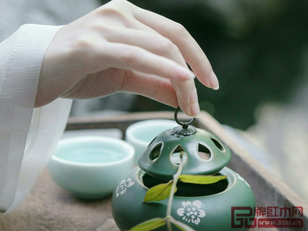 撫琴飲茶，輕搖團扇，在中式生活中修身養(yǎng)性