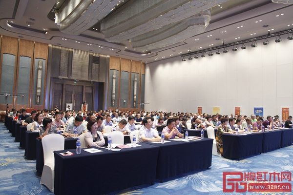 與會人員認(rèn)真聆聽中信紅木董事長李忠信的精彩發(fā)言 與會人員認(rèn)真聆聽中信紅木董事長李忠信的精彩發(fā)言