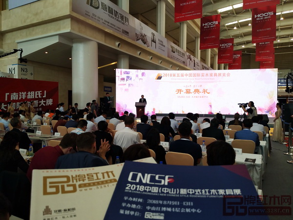  2018中國(guó)（中山）新中式紅木家具展組委會(huì)干事走進(jìn)第五屆中國(guó)國(guó)際實(shí)木家具展覽會(huì)，捕捉優(yōu)質(zhì)客商資源