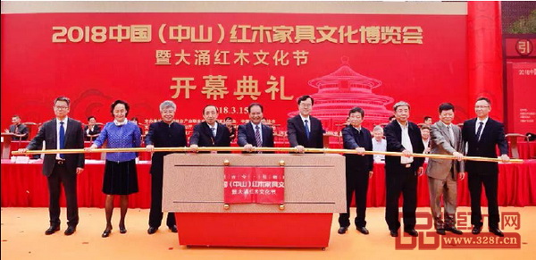國(guó)家人社部原黨組副書記、常務(wù)副部長(zhǎng)楊志明（左四），廣東省原常務(wù)副省長(zhǎng)湯炳權(quán)（左五），國(guó)家文物局原常務(wù)副局長(zhǎng)、全聯(lián)藝術(shù)紅木家具專業(yè)委員會(huì)名譽(yù)會(huì)長(zhǎng)張柏（右三），中山市委書記、市人大常委會(huì)主任陳旭東（右五），國(guó)家林業(yè)局總工程師、中國(guó)林業(yè)產(chǎn)業(yè)聯(lián)合會(huì)副會(huì)長(zhǎng)封加平（右四），中山市政協(xié)主席丘樹宏（左三），中國(guó)家具協(xié)會(huì)秘書長(zhǎng)張冰冰（左二），中山市人大常委會(huì)副主任馮煜榮（右二），中山市人民政府副市長(zhǎng)雷岳龍（左一），中山市大涌鎮(zhèn)黨委書記郭叢樞（右一）為2018中山紅博會(huì)開幕推桿