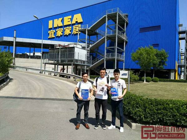  2018中國(guó)（中山）新中式紅木家具展組委會(huì)干事深入走訪(fǎng)天津當(dāng)?shù)卮笮图揖哔u(mài)場(chǎng)