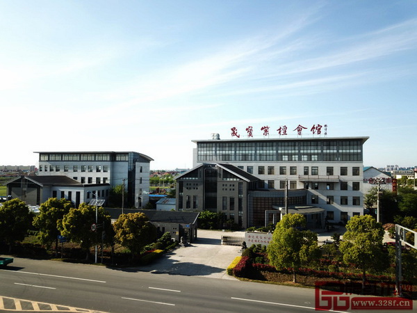 江蘇晟寶紅木定位中高端,發(fā)展穩(wěn)健,被授予“江蘇名牌產(chǎn)品”稱號(圖為總部外景) 江蘇晟寶紅木定位中高端,發(fā)展穩(wěn)健,被授予“江蘇名牌產(chǎn)品”稱號(圖為總部外景)
