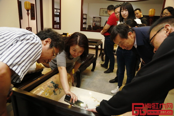 晟寶紅木創(chuàng)始人叢東云(左二)經(jīng)常熱情接待各界領(lǐng)導(dǎo)賓客蒞臨企業(yè)參觀,為他們詳細(xì)講解紅木文化 晟寶紅木創(chuàng)始人叢東云(左二)經(jīng)常熱情接待各界領(lǐng)導(dǎo)賓客蒞臨企業(yè)參觀,為他們詳細(xì)講解紅木文化