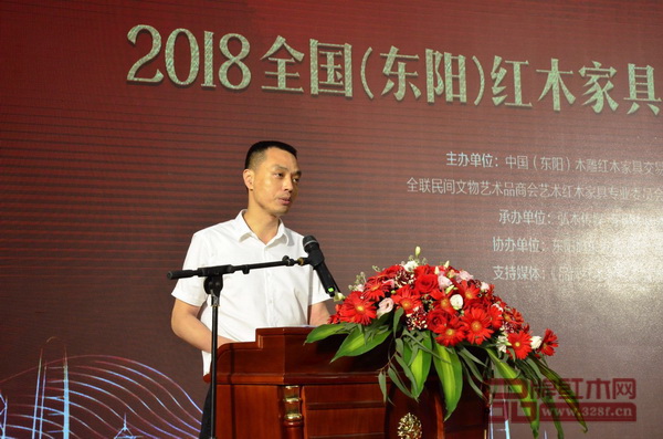 東陽(yáng)市副市長(zhǎng)蔣震雷致辭表示，打響“買紅木 到東陽(yáng)”的口號(hào)，將有效推動(dòng)?xùn)|陽(yáng)木雕紅木文化的傳承、創(chuàng)新與繁榮發(fā)展