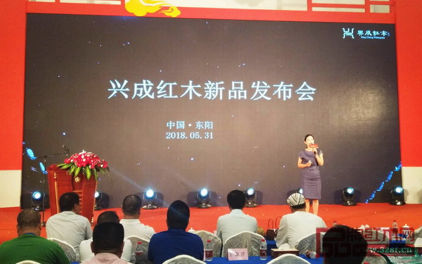 興成紅木運(yùn)營(yíng)總監(jiān)屈美帶來(lái)《興成紅木闊葉黃檀新品發(fā)布》，詳細(xì)介紹興成紅木新古典新品的型、材、藝、韻