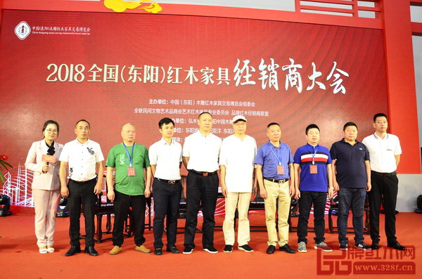 全聯(lián)藝術(shù)紅木家具專業(yè)委員會(huì)專家顧問(wèn)、教育部教學(xué)改革示范專業(yè)“家具設(shè)計(jì)與制造”專業(yè)帶頭人彭亮（右五）、全聯(lián)藝術(shù)紅木家具專業(yè)委員會(huì)執(zhí)行會(huì)長(zhǎng)、弘木傳媒CEO林偉華（左四）與品牌紅木家具經(jīng)銷商聯(lián)盟主席團(tuán)主席成員們合影