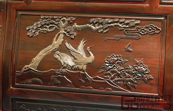 沁園居家具上精美的雕花
