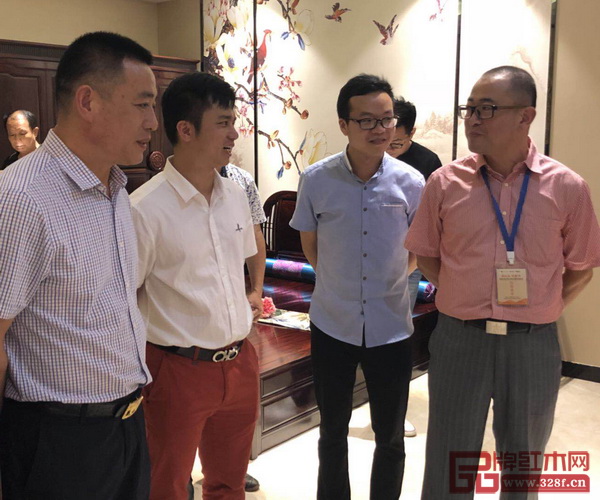 全聯(lián)藝術紅木家具專業(yè)委員會執(zhí)行會長、弘木傳媒CEO林偉華(左二)與參訪企業(yè)負責人交流 全聯(lián)藝術紅木家具專業(yè)委員會執(zhí)行會長、弘木傳媒CEO林偉華(左二)與參訪企業(yè)負責人交流